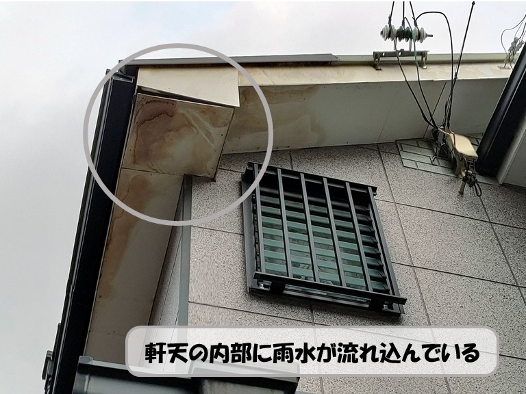 和泉市　軒天の内部に雨水が流れ込んでいる